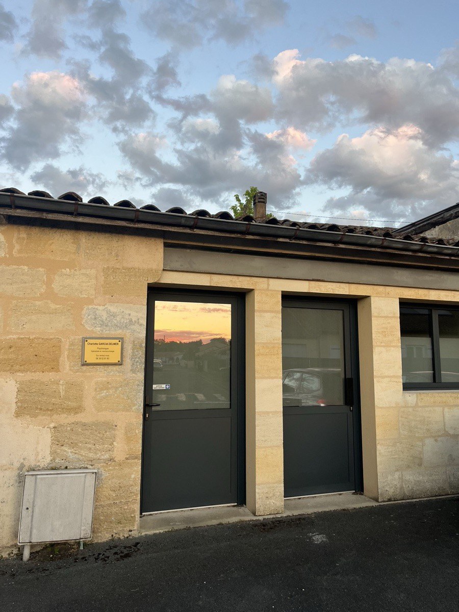 Façade du cabinet de psychologie à Ambarès-et-Lagrave au coucher de soleil